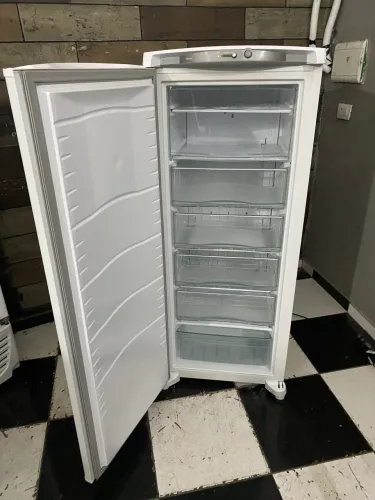 Vendo freezer cônsul 01 porta 127 volts 311 litros original e funcionando