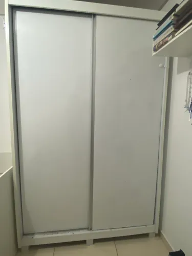 Guarda-roupa branco 2 portas de correr e 2 gavetas