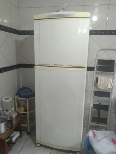 Vende se uma geladeira usada