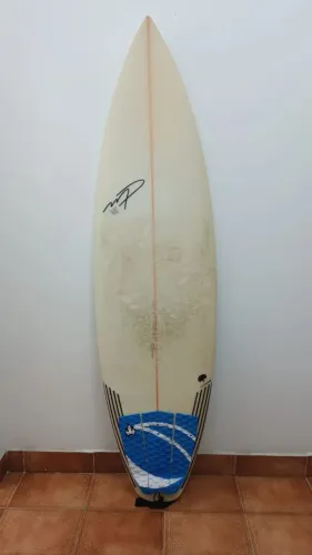 Prancha 5'9 c/ Quilhas/Capa e leash