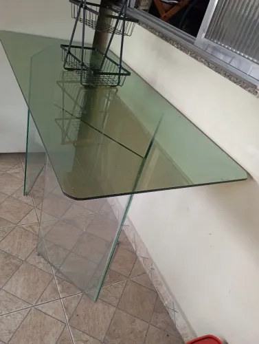 Aparador todo de vídro bem resistente