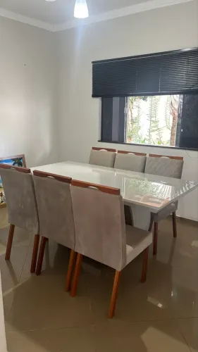 Mesa laqueada tampo de vidro 6 cadeiras