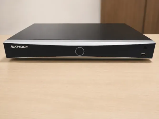NVR Hikvision DS-7632NXI-K2 com HD Seagate SkyHawk de 4 TB.
