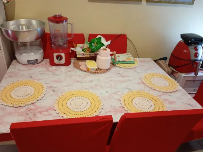 Eu estou vendendo mesa com as 4 cadeiras sofá de cama e Rak