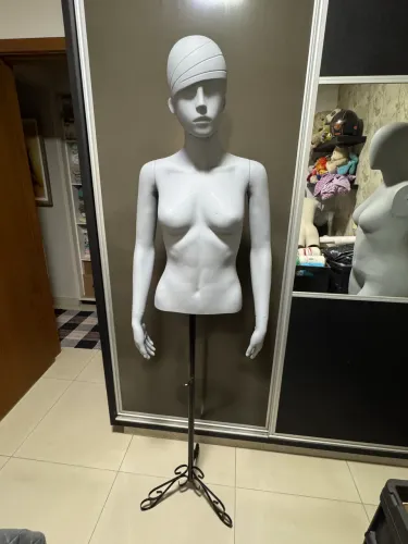 Manequim Feminino com Pedestal Adaptado 