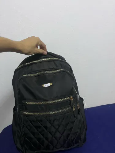 Mochila feminina preta com vários compartimentos
