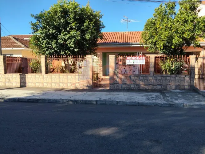 Casa para Venda em Curitiba, Cajuru, 6 dormitórios, 1 suíte, 4 banheiros, 4 vagas