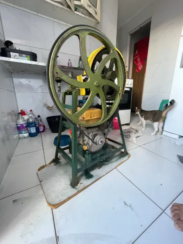 ?VENDE-SE MOENDA DE CALDO DE CANA?