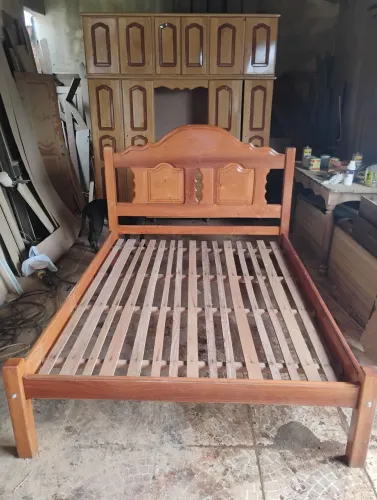 Vendo cama de madeira casal