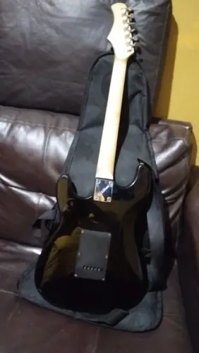 guitarra Waldman ST-111T na cor preta com escudo tortoise.