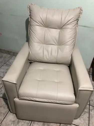 Poltrona Bege Confortável, Ótima para Sala ou Quarto