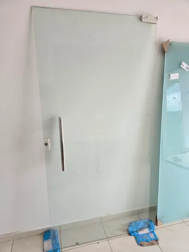 Porta de Vidro Temperado de 1m com puxador em Inox e chave