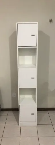Armário branco para banheiro