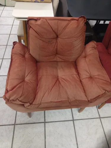 Vende se poltrona de mostruário (desbotada)