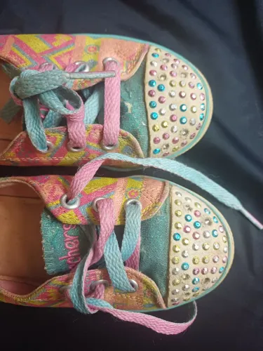 Tênis infantil marca Skechers original,fabricado no Vietnam,número no Brail,28