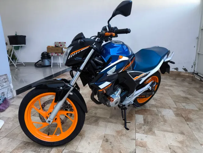 Cb250 Twister ( edição limitada )