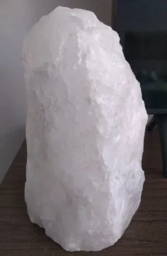 Enorme Quartzo Branco leitoso com 23,5cm e 7,3kg