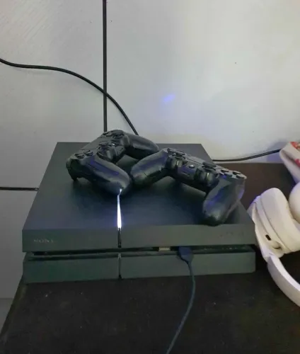 Vendo PlayStation 4 com dois controles em um fifa25 mídia física