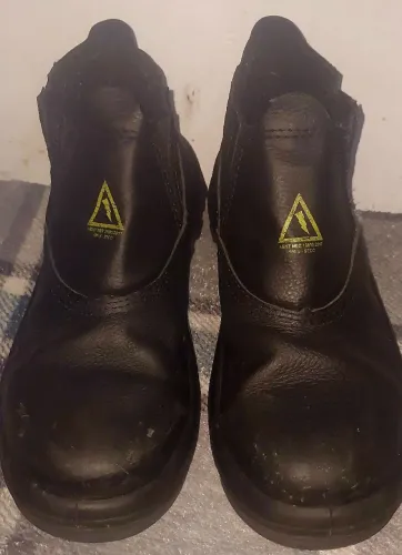 Vendo duas Botas bico de aço por 50 reais número 40 e 42
