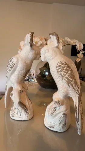Par de Araras Decorativas em Cerâmica Craquelada - Elegância e Sofisticação.