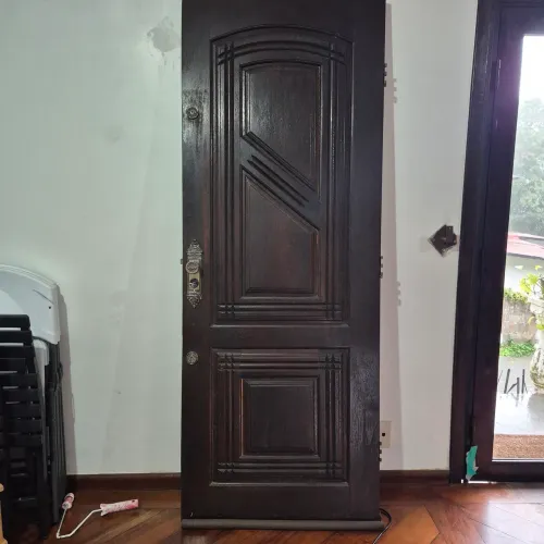 Porta externa maciça com ferragens, fechadura e trancas
