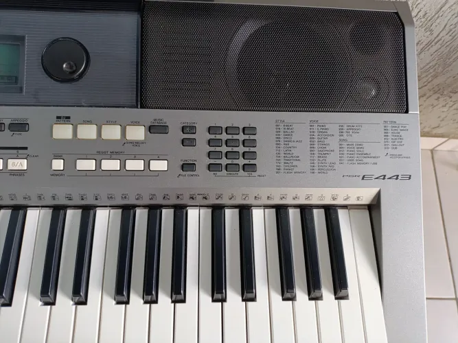 Teclado Yamaha psr e443 semi-novo