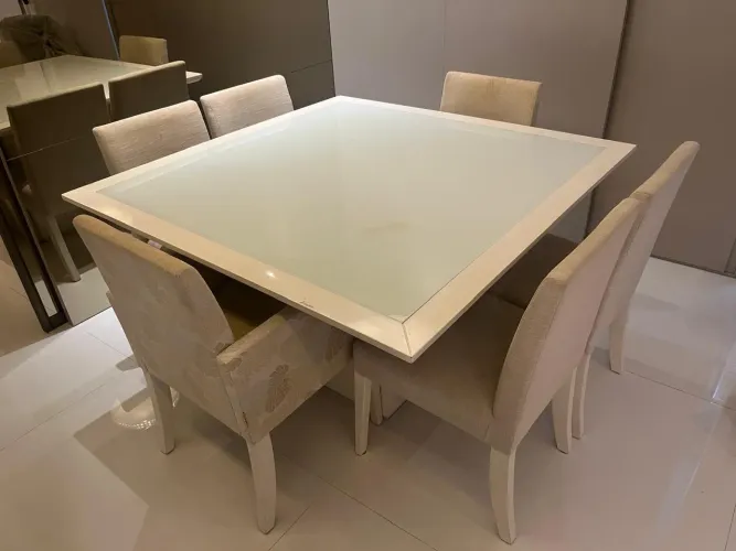 Mesa quadrada com 6 cadeiras