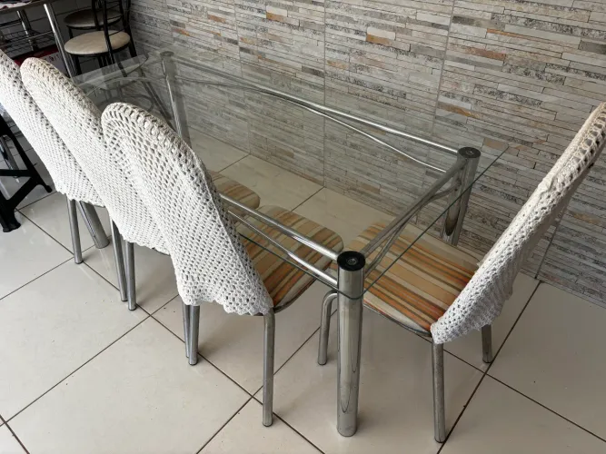 Mesa de vidro com 4 cadeiras