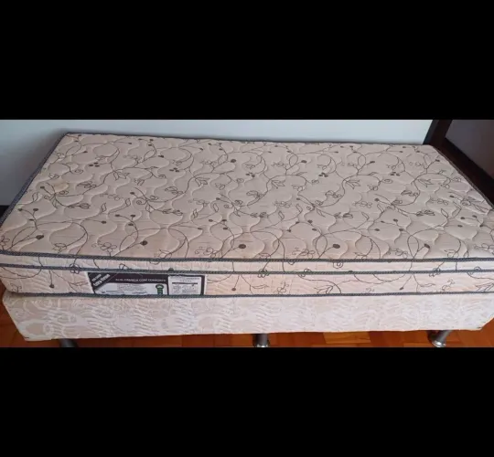 Cama Box Solteiro com algumas manchas e saia R$550,00