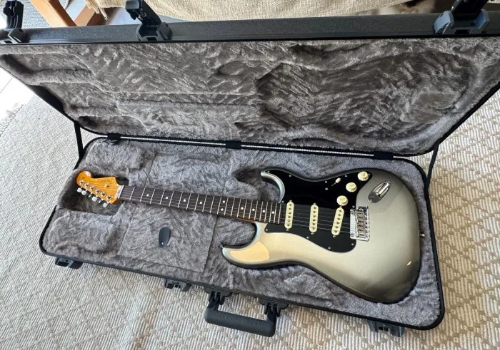 Guitarra Strato FENDER SSS American Professional II - NOVA