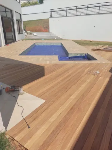 DECK DE MADEIRA E PERGOLADO