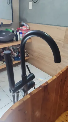 Torneira de Piso Preta Fosca para Banheira/Ofurô - Alto Padrão