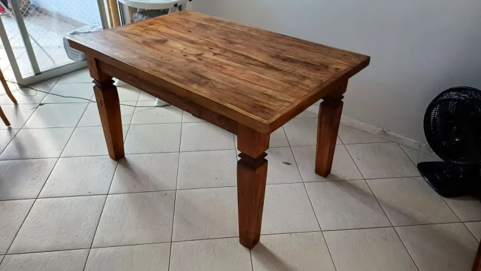 MESA DE MADEIRA MACIÇA PARA 6 LUGARES