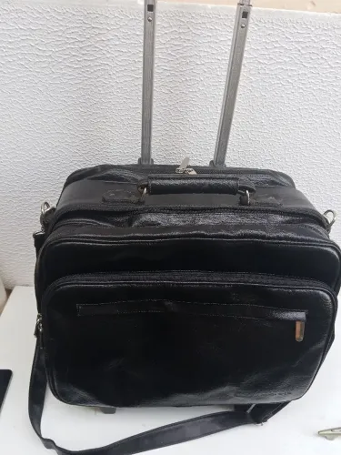 Mala de viagem pequena de couro legítimo tamanho 41 largura por 30 de altura e 25 de espes