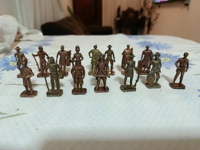 Boneco de ferro Kinder ovo