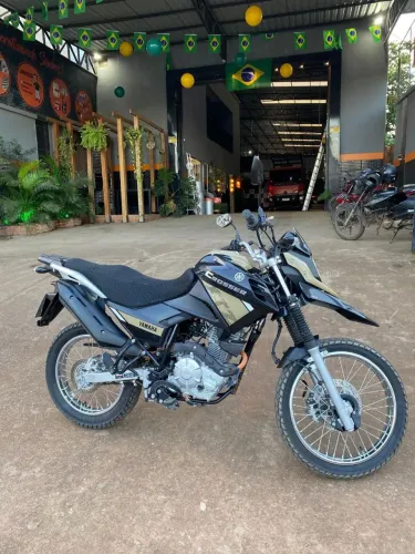 Vendo essa linda moto muito vem conservada feita revisão