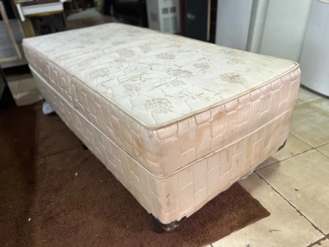 ? CAMA BOX SOLTEIRO 5CM ESPUMA? bem conservado marcas de uso ?Entrego e passo cartão