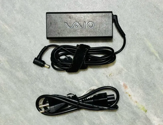 Carregador Original Sony / Vaio VGP-AC19V36 19.5V 4.7A (Usado / Perfeito Estado)?