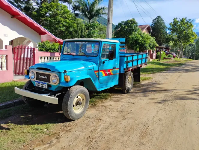 Toyota Band.Picape CD 2P Chassi Longo Diesel 1980