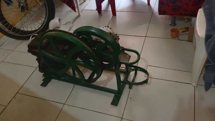 Vendo um engenho de cana motor a gasolina