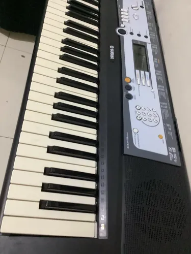 Teclado Yamaha PSR E213 - serve como controlador
