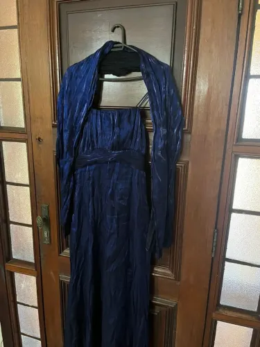 Vestido longo de festa azul com echarpe - elegância e sofisticação