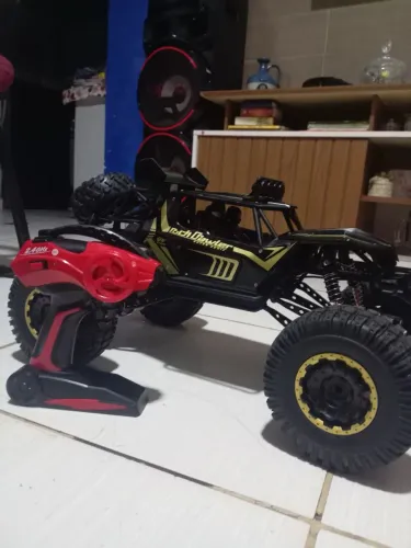 Carro de controle remoto grande 50cm, novo tem caixa e tudo usei só uma vez