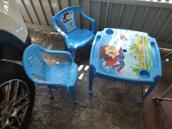 Mesa plástica infantil com 2 cadeiras