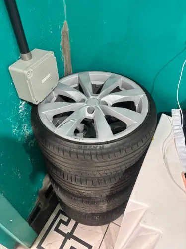 VENDO 4 PNEUS COM ARO 17.