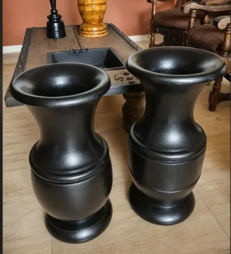 Dois vasos artesanais de madeira maciça para decoração.
