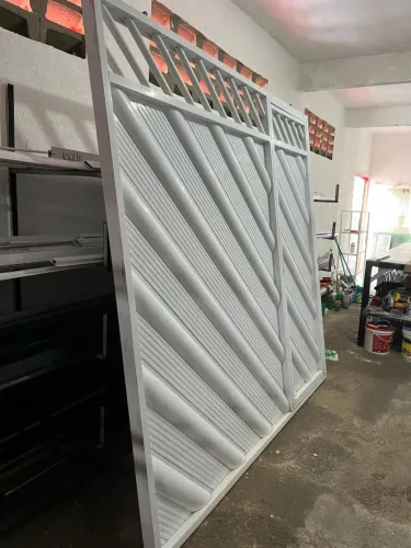 Vendo portão em alumínio usado em boas condições