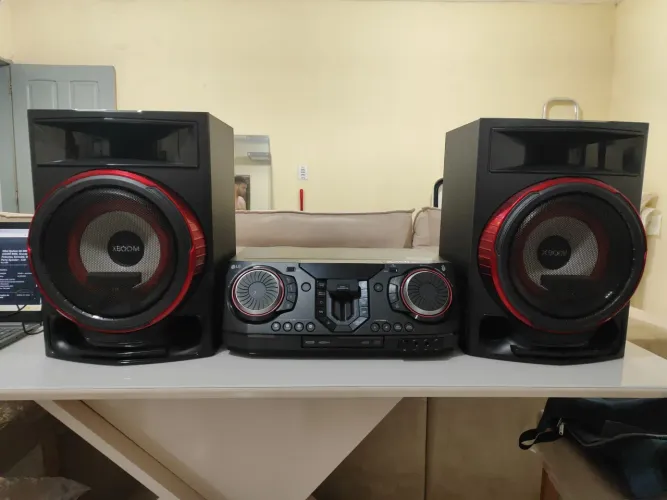 Mini System LG XBOOM - 2350W RMS, Graves Potentes, Karaokê, DJ Set e Party Speaker - CL8