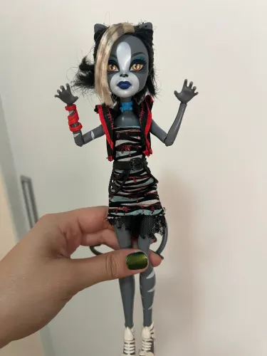 Boneca Monster high Purrsephone zombie shake