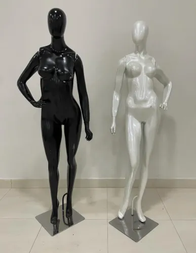 Manequins Femininos de Fibra Premium para Loja - Preto e Branco